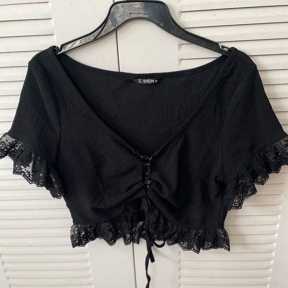 Sexy black crop top with details in front